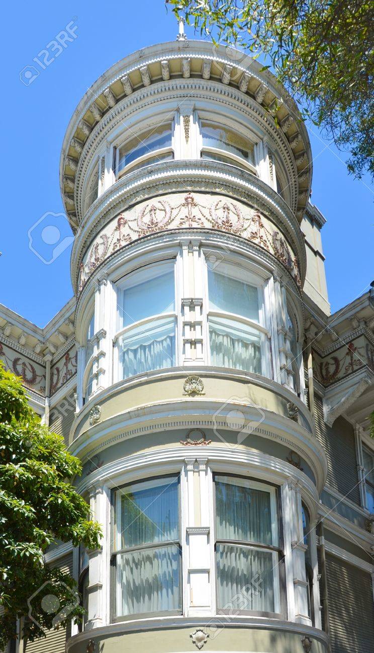 エレガントなタワーのビクトリア朝の San Francisco のアン女王様式の家 の写真素材 画像素材 Image