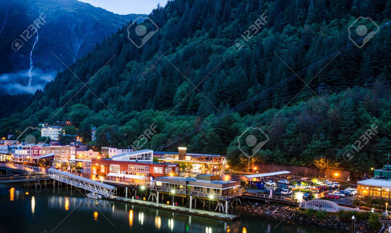 ジュノー アラスカ州 16 年 9 月 9 日 表示 夕暮れ時 ラインの港湾都市でドック建造物および頻繁に訪問州首都クルーズ船 の写真素材 画像素材 Image