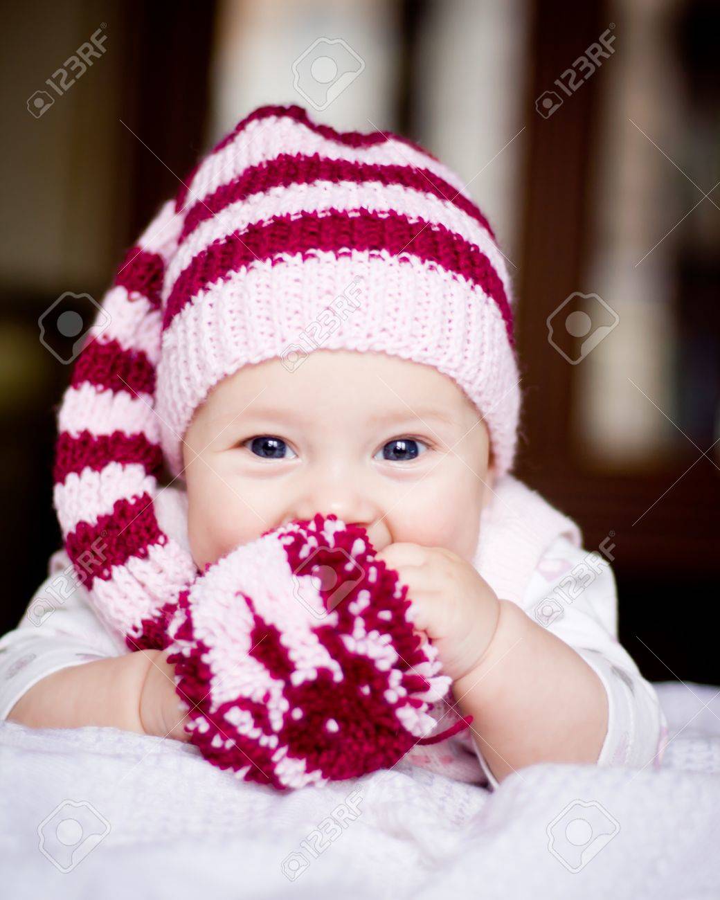 彼女の手のポンポムの帽子かわいい赤ちゃん の写真素材 画像素材 Image