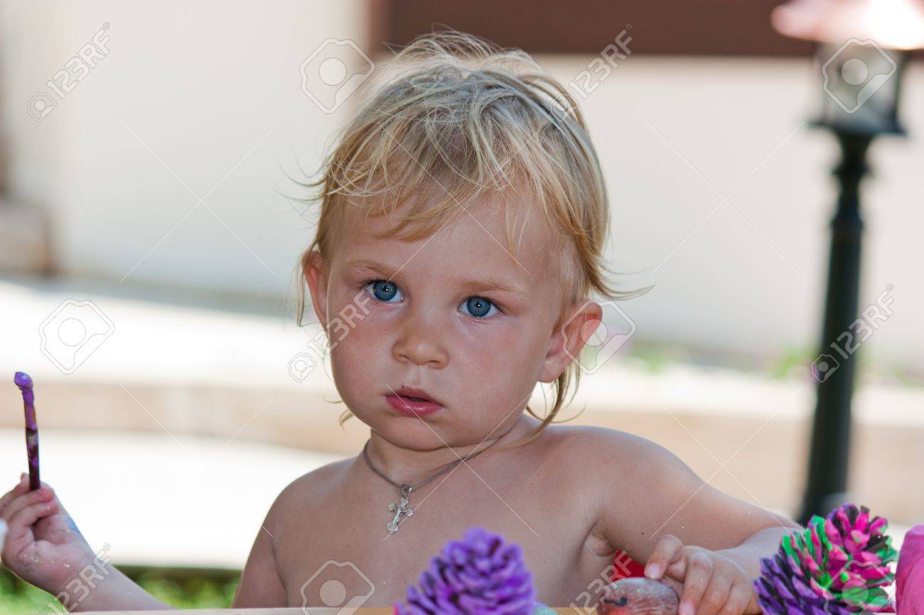 Beau Bebe Cailloux Fille Peindre Plage Et Des Cones De Pin Exterieur Banque D Images Et Photos Libres De Droits Image