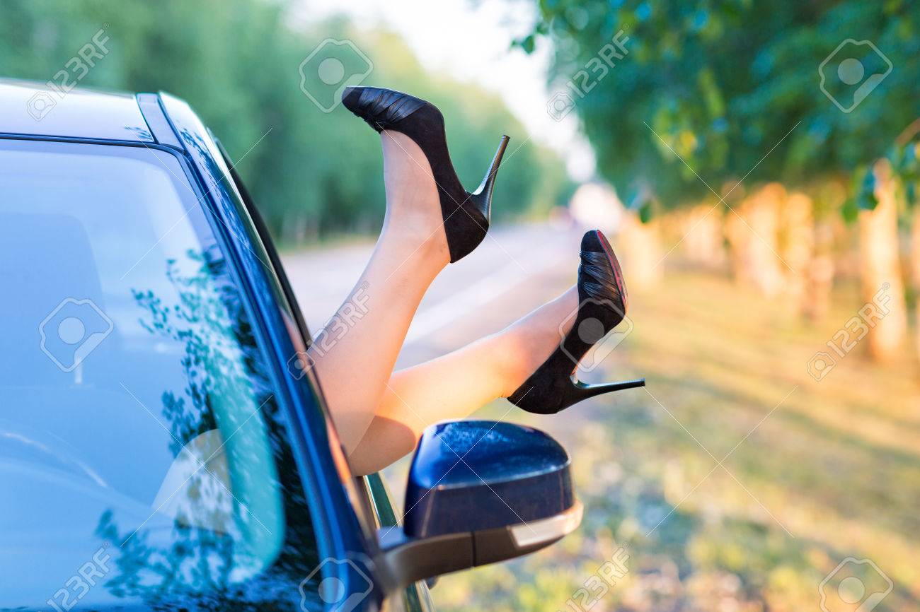 車の窓の屋外で高いヒールの靴で女性の足 の写真素材 画像素材 Image