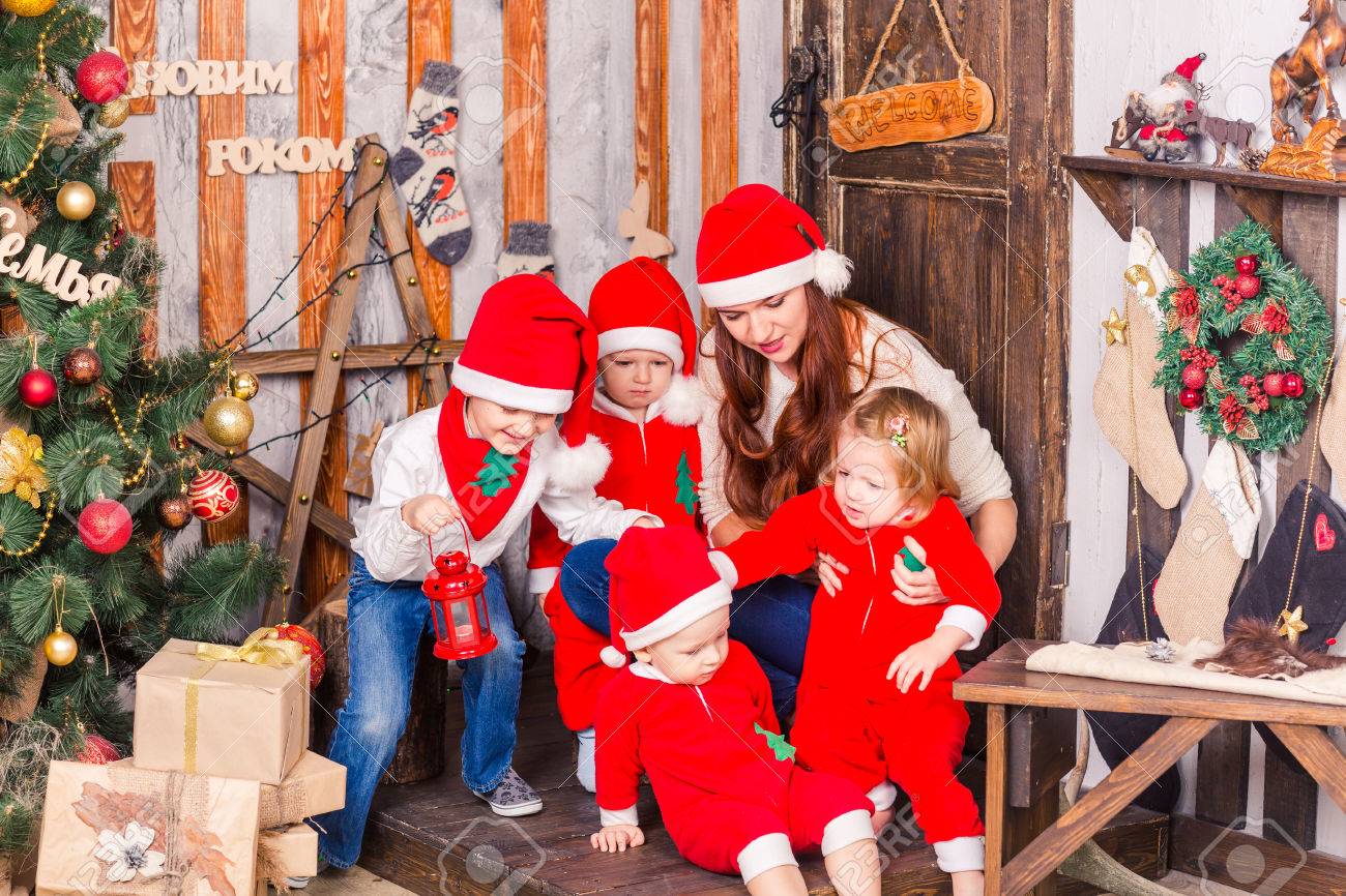 幸せな家族のクリスマス ツリーの近くサンタさんの衣装が興奮して の写真素材 画像素材 Image