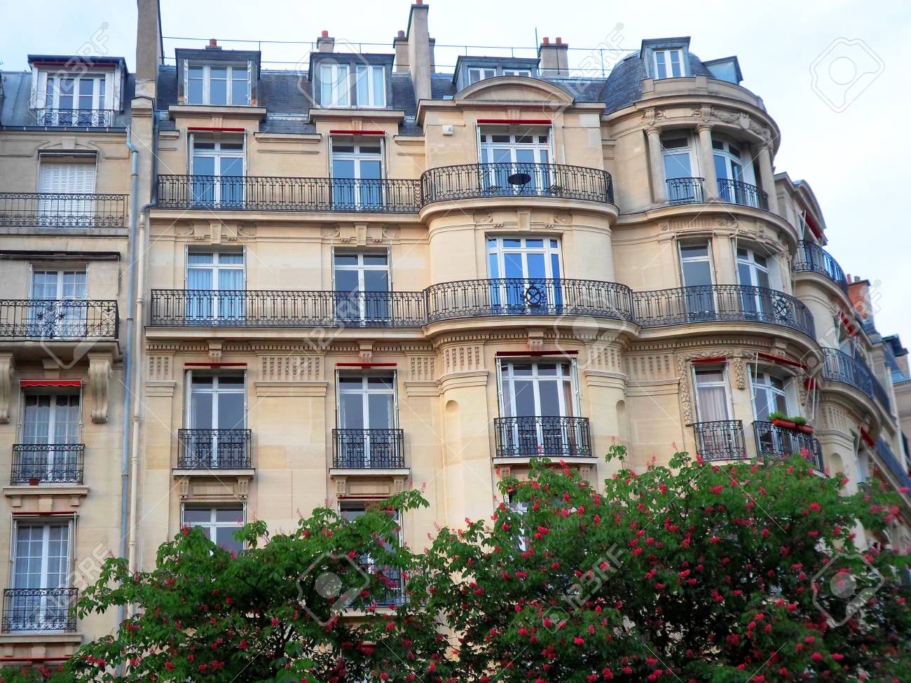 伝統的なパリ風のフランスの建物のファサード の写真素材 画像素材 Image