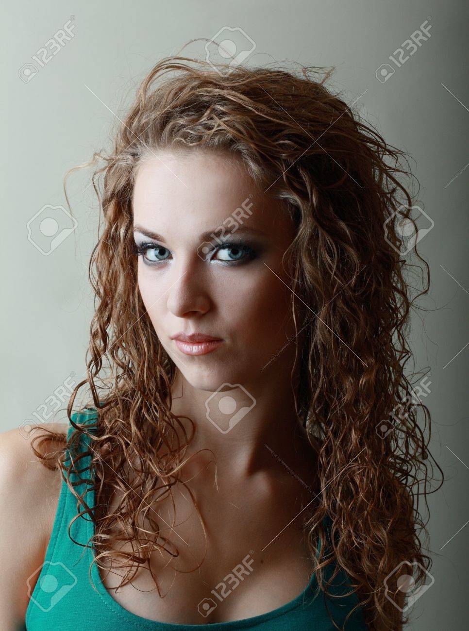 ゴージャスな若いモデル美人な女性完璧なメイクアップ スモーキーアイとクローズ アップ の写真素材 画像素材 Image