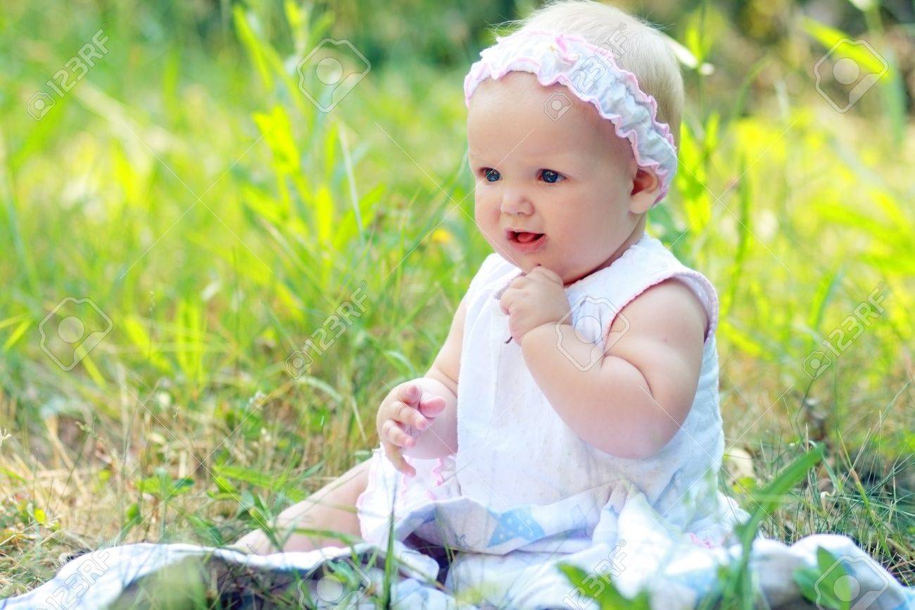 Portrait De L Heureux Smiley Petite Fille Sur Fond Naturel En Ete Banque D Images Et Photos Libres De Droits Image 7194