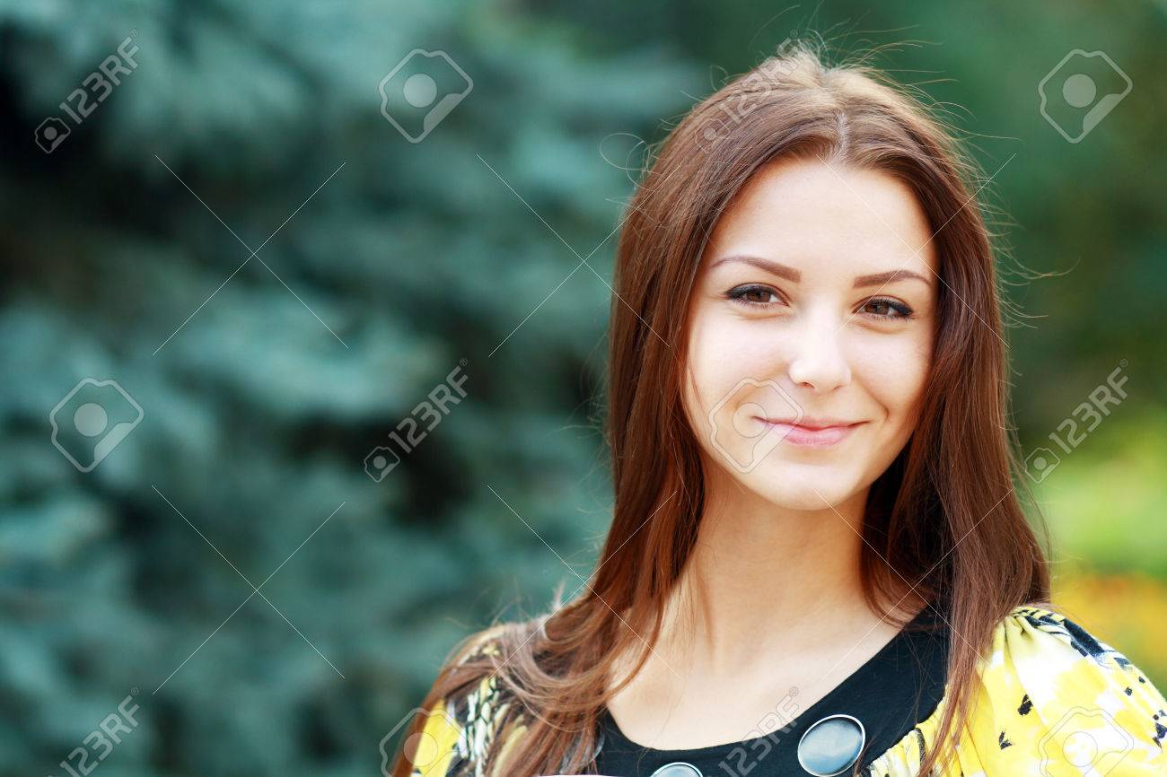 屋外カメラを美しい思いやりのある女性の肖像画 の写真素材 画像素材 Image