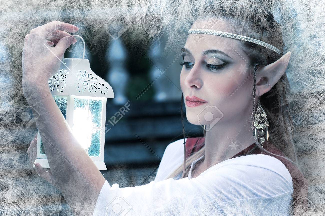 Une Princesse Elfe De Fee De La Glace De Neige L Hiver Avec La Lanterne A La Main Banque D Images Et Photos Libres De Droits Image Une Princesse Elfe De Fee De La Glace De Neige L Hiver Avec La Lanterne A La Main Banque D Images Et Photos Libres De Droits Image