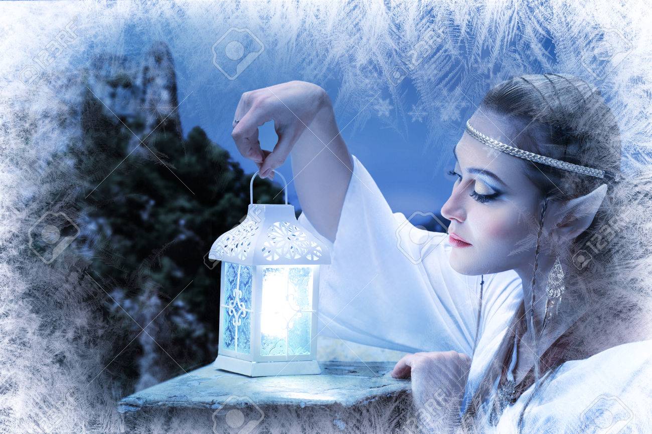 Une Princesse Elfe De Fee De La Glace De Neige L Hiver Avec La Lanterne A La Main Banque D Images Et Photos Libres De Droits Image Une Princesse Elfe De Fee De La Glace De Neige L Hiver Avec La Lanterne A La Main Banque D Images Et Photos Libres De Droits Image