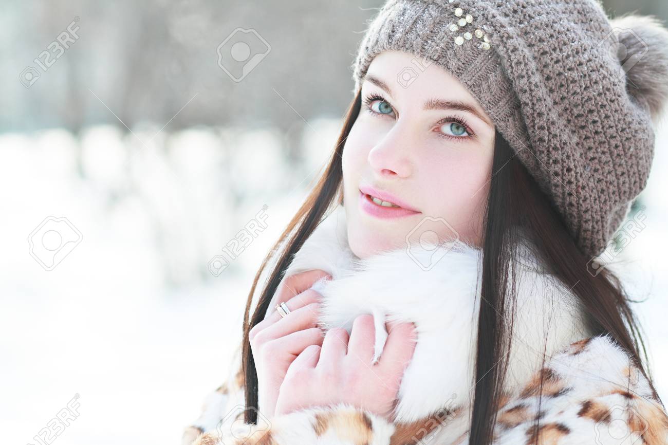 公園で日当たりの良い冬の寒い天気で非常に美しい女性の屋外のポートレート 官能的ブルネット ポーズと楽しい時を過す の写真素材 画像素材 Image