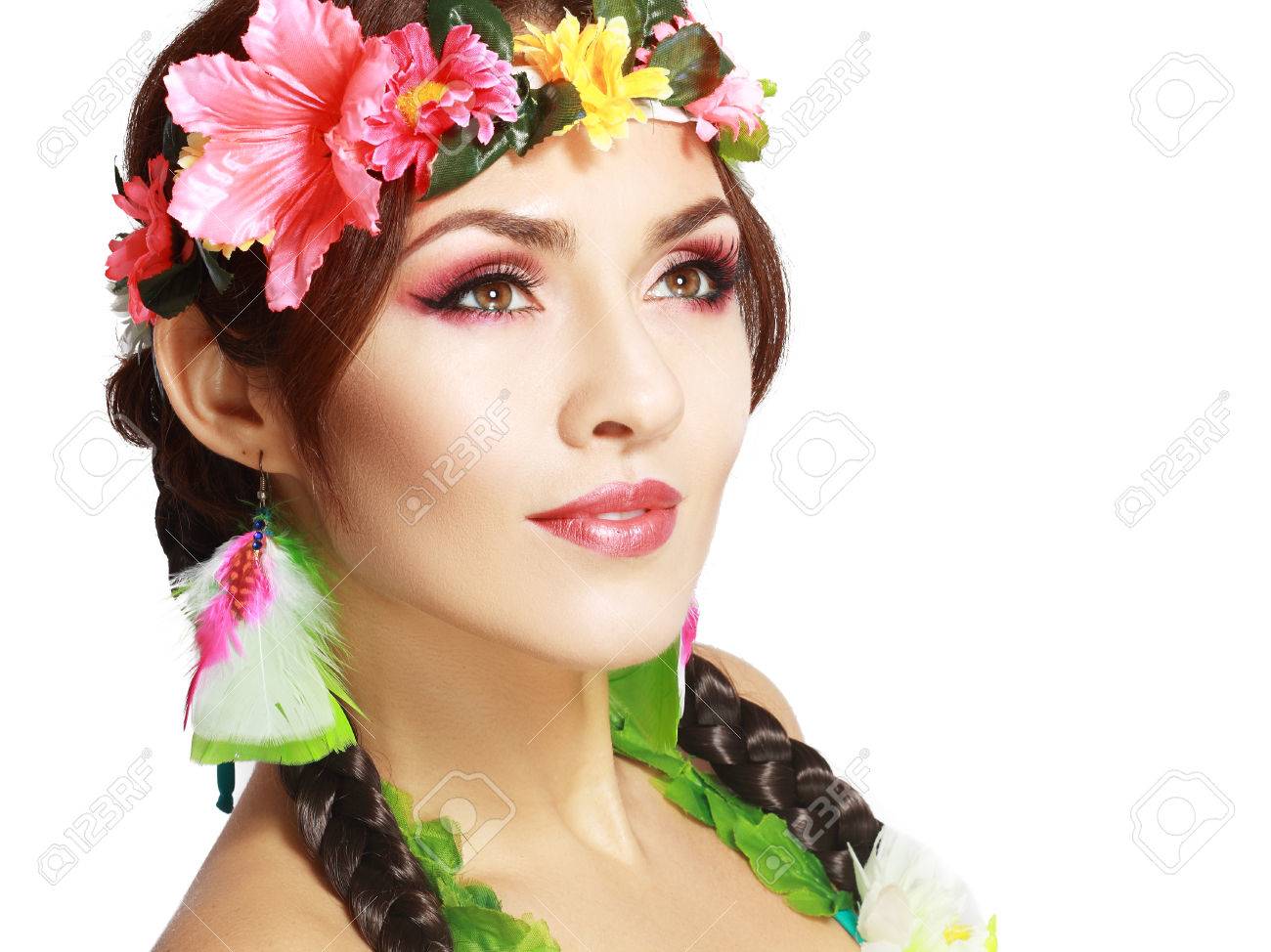 完璧なメイクアップのハワイアン アクセサリーの美しいエキゾチックな女の子 の写真素材 画像素材 Image