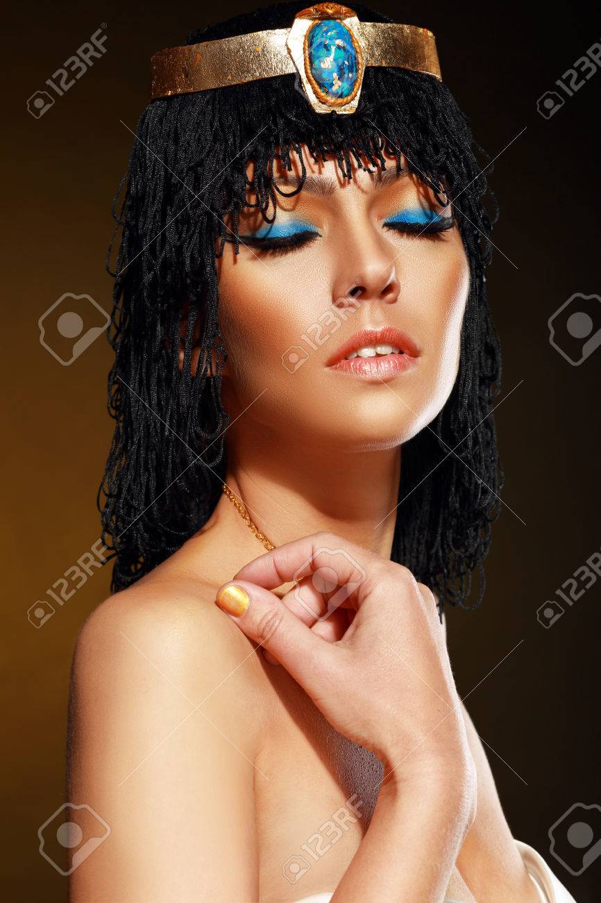 グランジ上エジプト美人ブロンズ肖像画 の写真素材 画像素材 Image