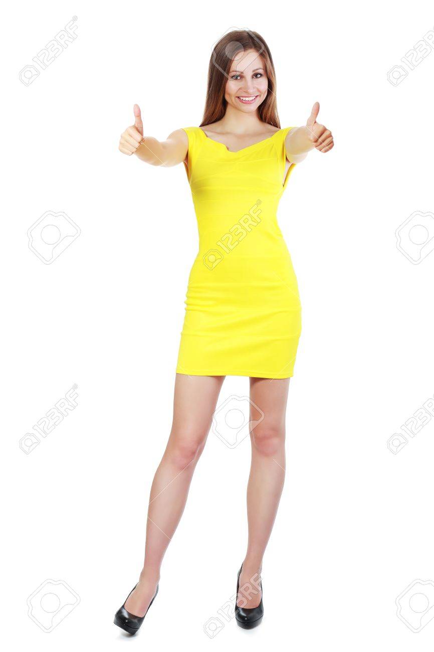 vestido amarillo con zapatos blancos