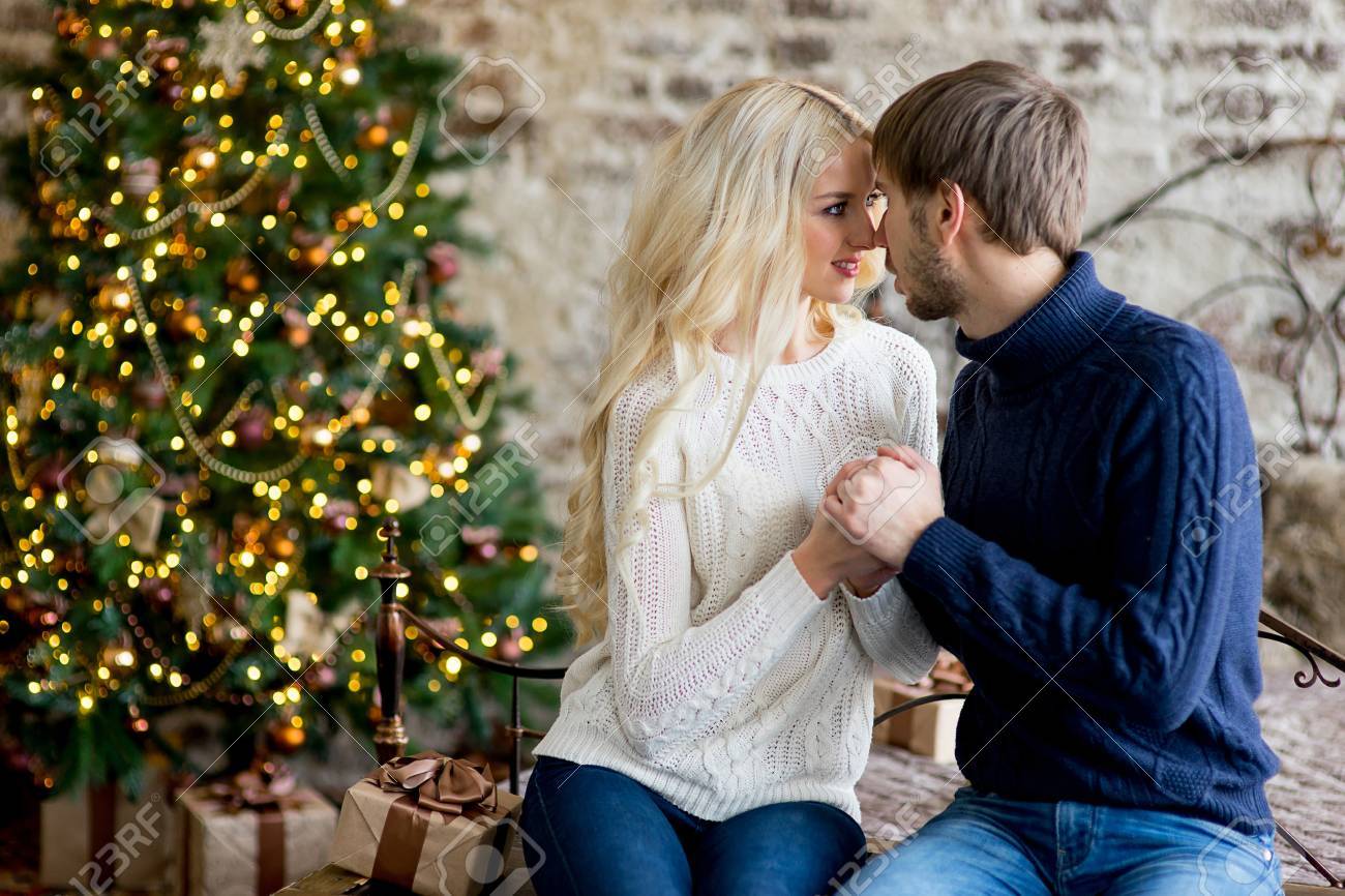 プルオーバーの愛好家の幸せなカップルはお互いにベッドの上に座ってギフトを与えます クリスマス ツリーと新年ギフト自宅 若い家族一緒に の写真素材 画像素材 Image プルオーバーの愛好家の幸せなカップルはお互いにベッドの上に座ってギフトを与えます クリスマス ツリーと新年ギフト自宅 若い家族一緒に の写真素材 画像素材 Image