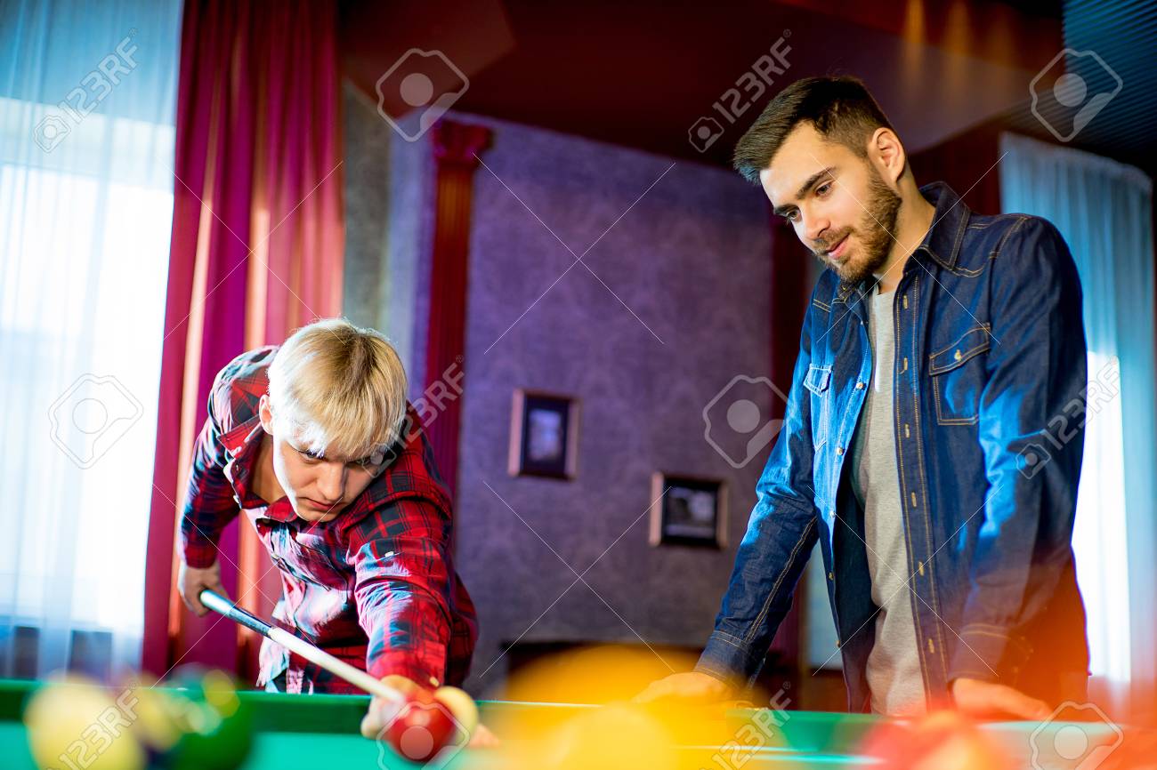 2 人の男性がビリヤード の写真素材 画像素材 Image