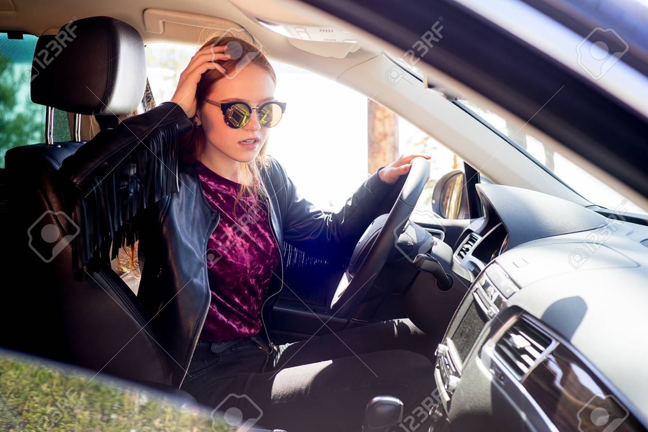女の子が車を運転 の写真素材 画像素材 Image