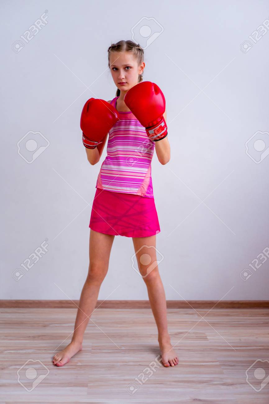 十代の女の子ボクシング の写真素材 画像素材 Image