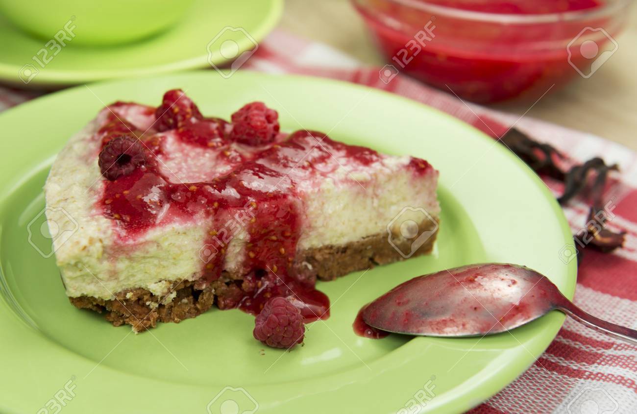 生菜食主義者ベリーのチーズケーキは明るい木製の背景に冷凍ラズベリーとラズベリー ソースとグルテン フリーします ハイビスカスの栽培のお茶 の写真素材 画像素材 Image