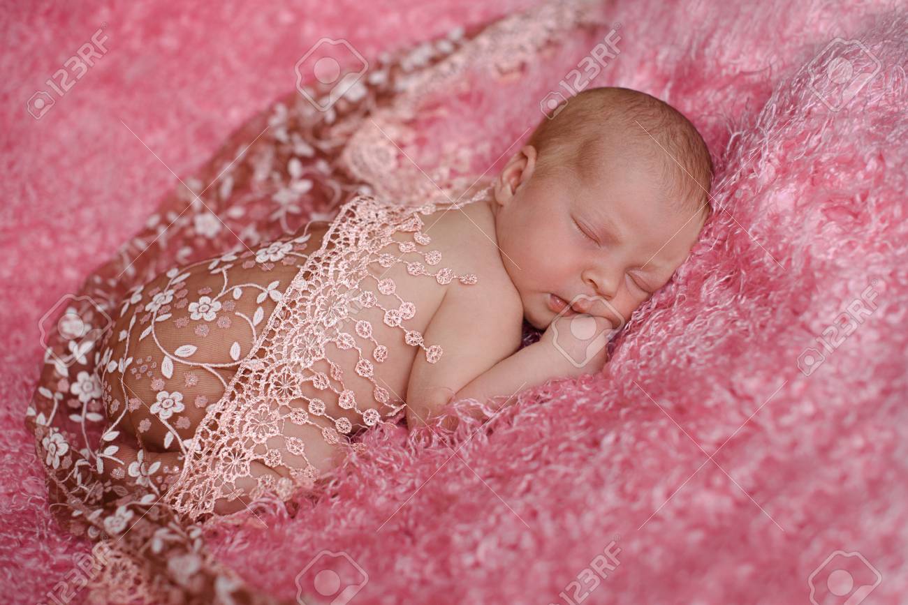 新生児の女の子は 生後 8 日目 クローズ アップの静けさ の写真素材 画像素材 Image