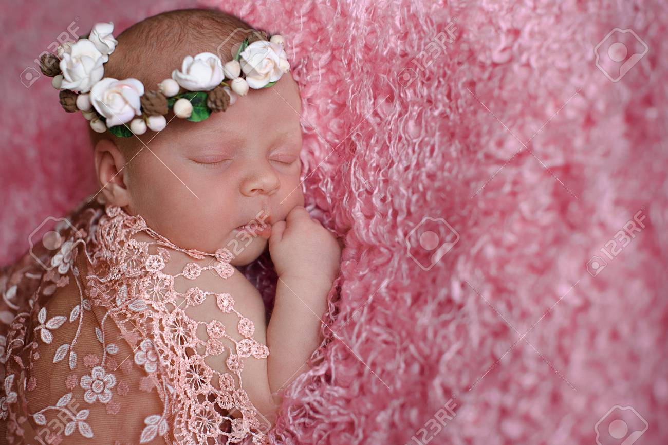 新生児の女の子は 生後 8 日目 クローズ アップの静けさ の写真素材 画像素材 Image