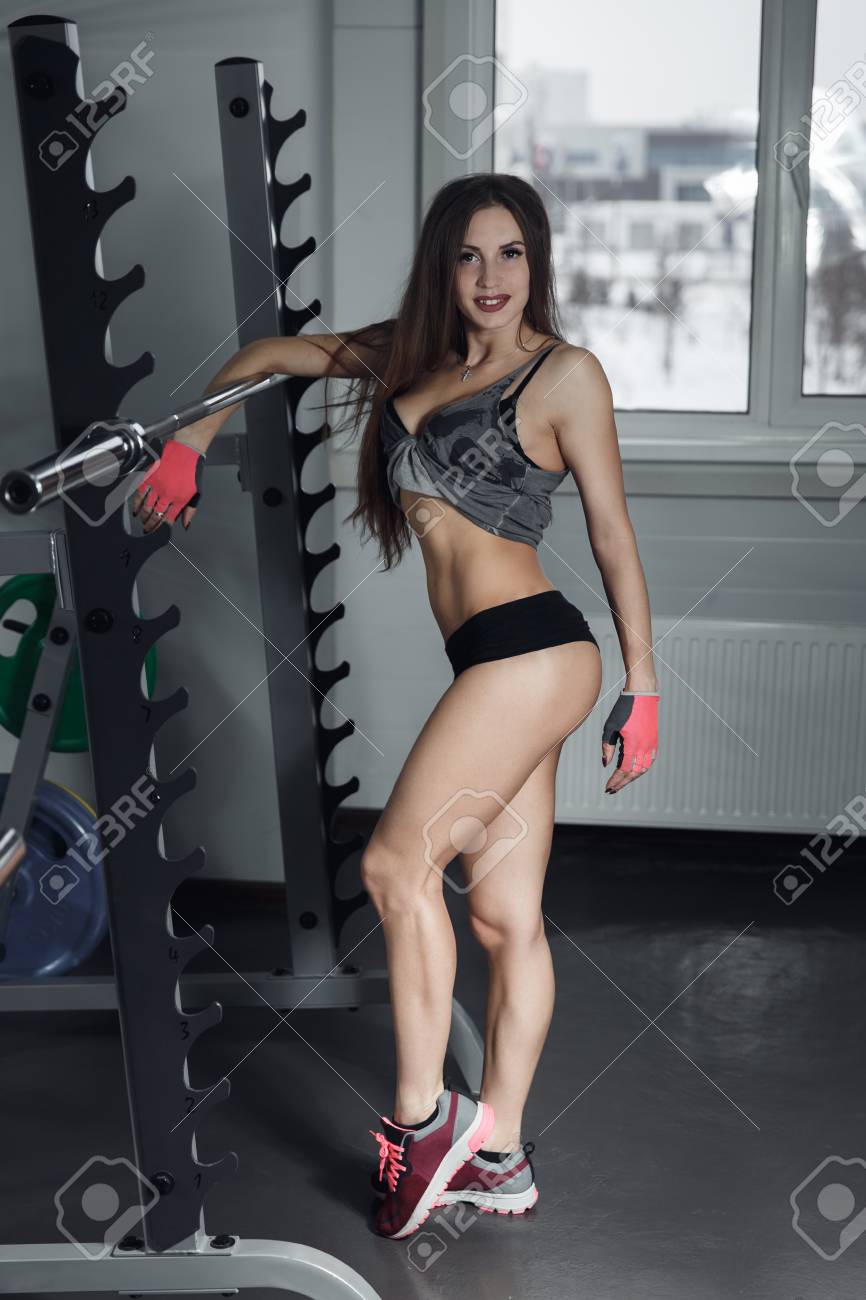 Sexy mit Brünette im Fitnessstudio Sexy mit Brünette im Fitnessstudio