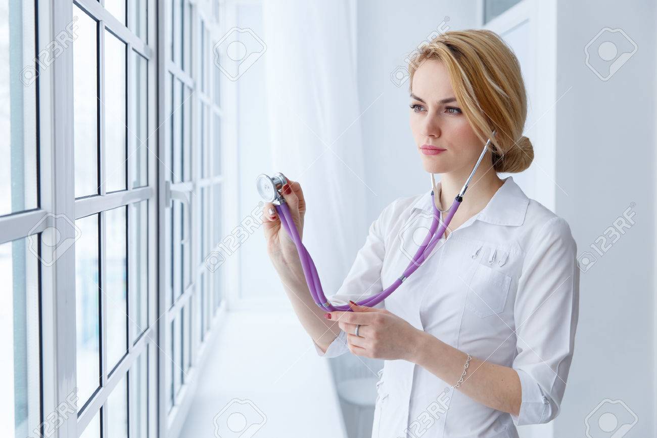 若い美しい女性医者は窓の近く聴診器で調べる の写真素材 画像素材 Image 若い美しい女性医者は窓の近く聴診器で調べる の写真素材 画像素材 Image
