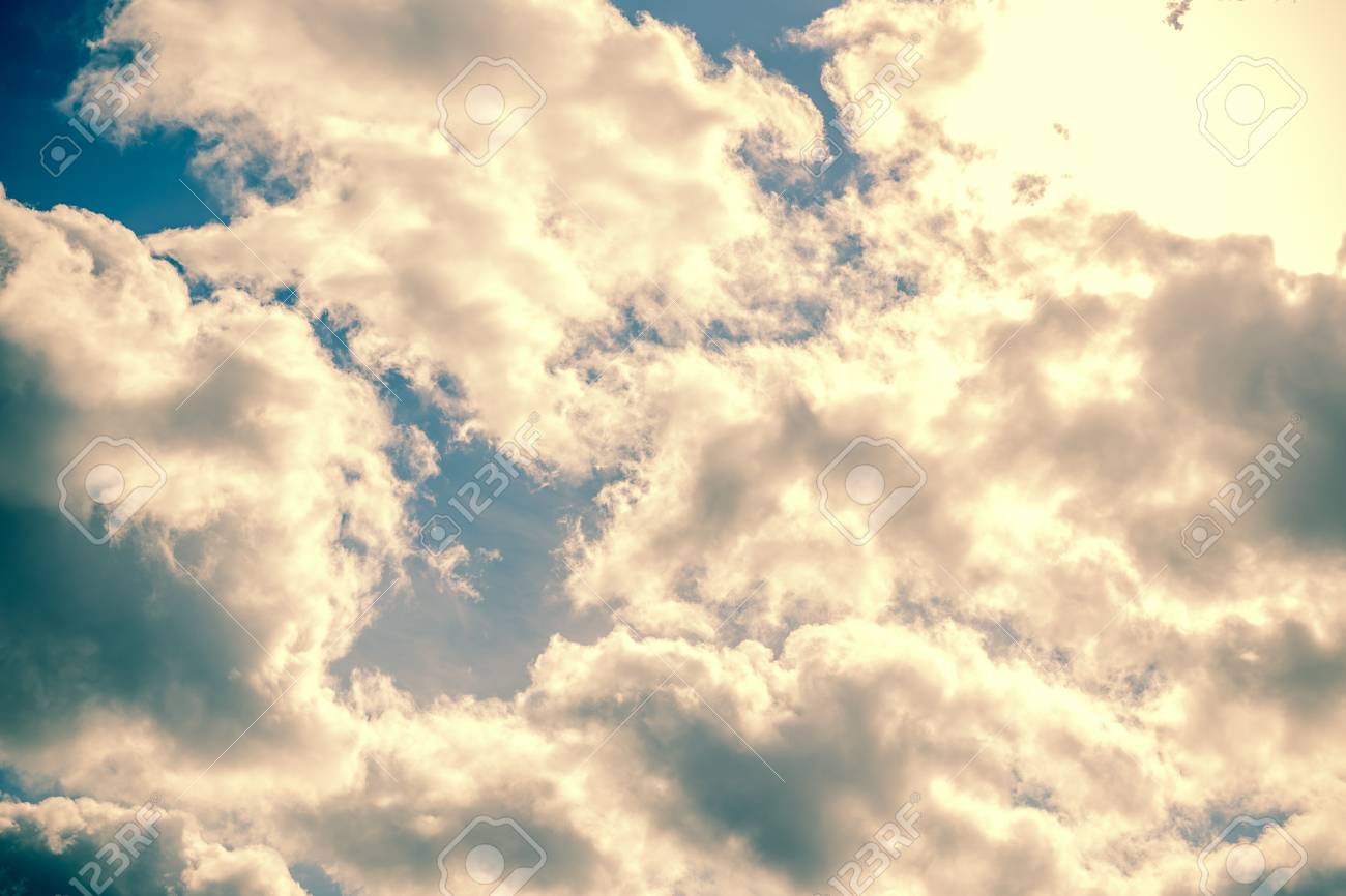 空雲 雲と太陽と空のトーン の写真素材 画像素材 Image