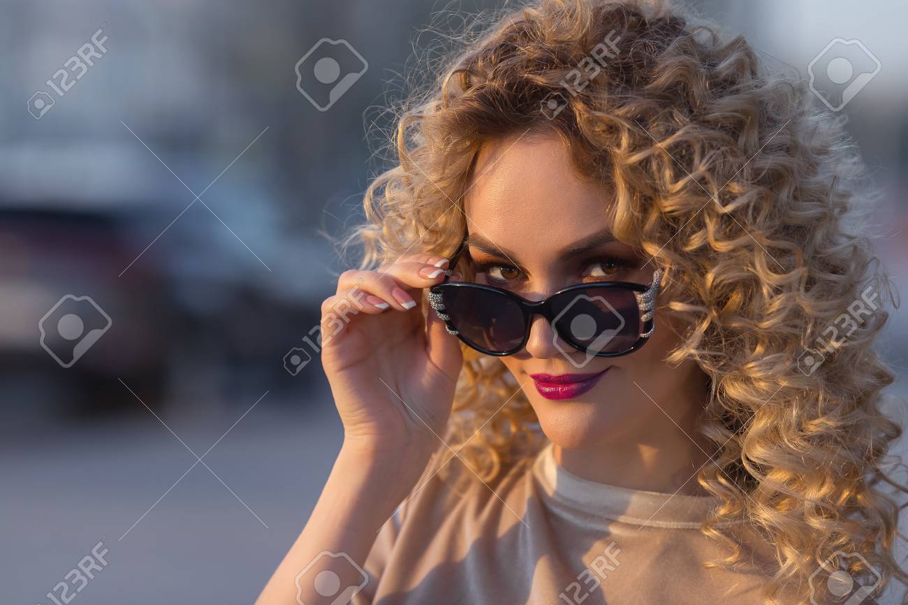 サングラスの若い金髪美女のクローズ アップ の写真素材 画像素材 Image