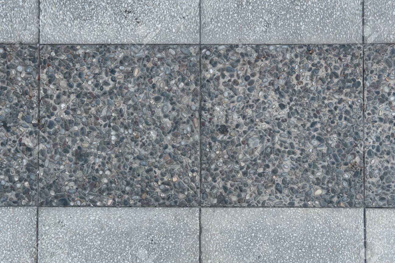 セメント 岩壁の装飾テクスチャ 石の壁紙クローズアップで満たされた多くの小さな滑らかな石畳 ロッキーの背景 建物の装飾 ヴィンテージの装飾 の写真素材 画像素材 Image