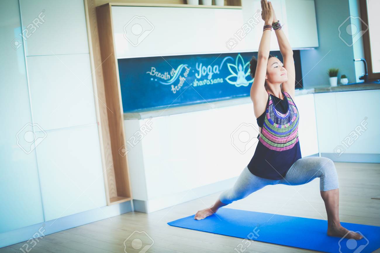 Asiatin Sind Yoga Ubungen Zu Hause Frau Yoga Lizenzfreie Fotos