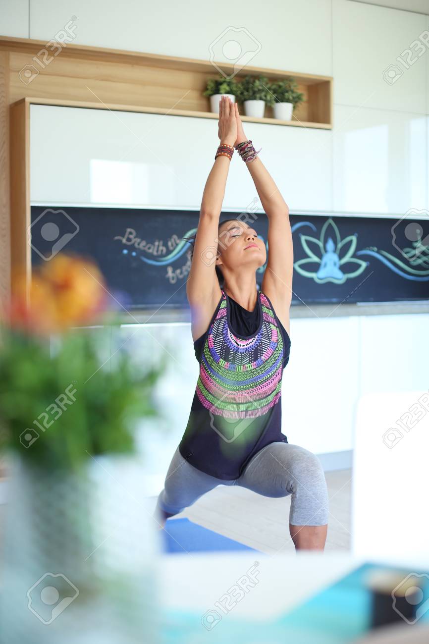 Asiatin Sind Yoga Ubungen Zu Hause Frau Yoga Lizenzfreie Fotos