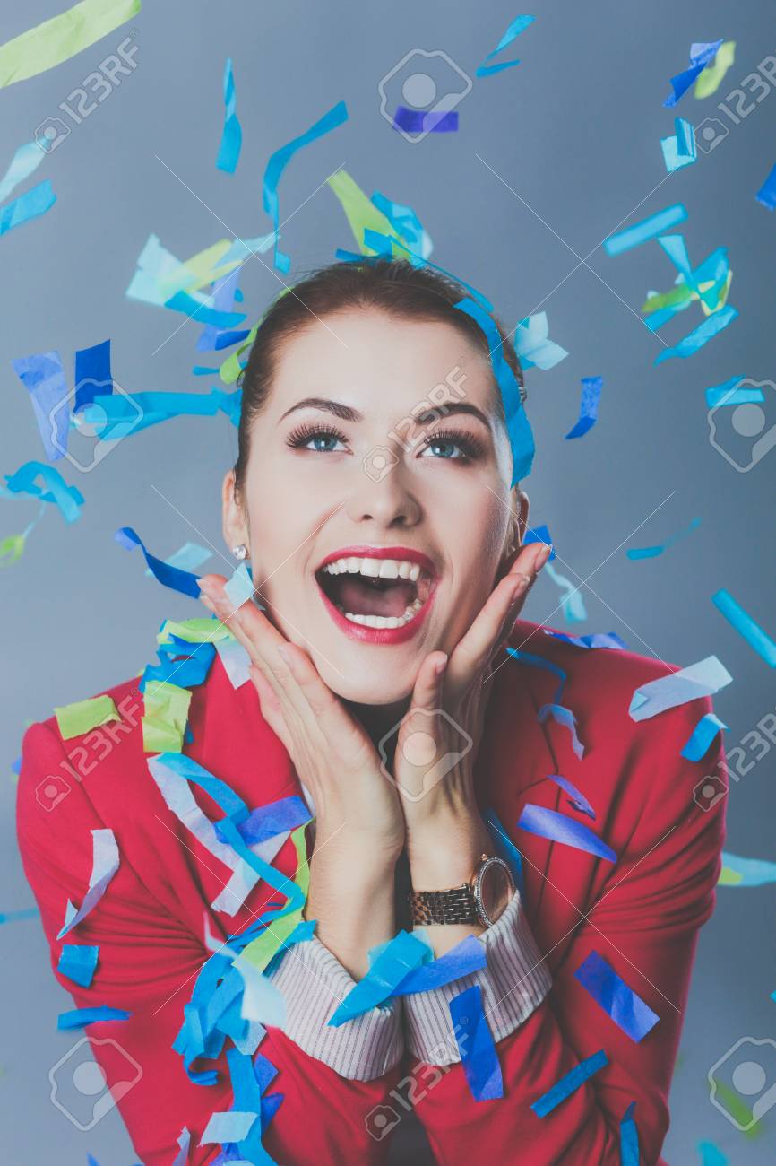 紙吹雪でお祝いパーティーで美しい幸せな女性 コンセプトを祝う誕生日や大晦日 の写真素材 画像素材 Image