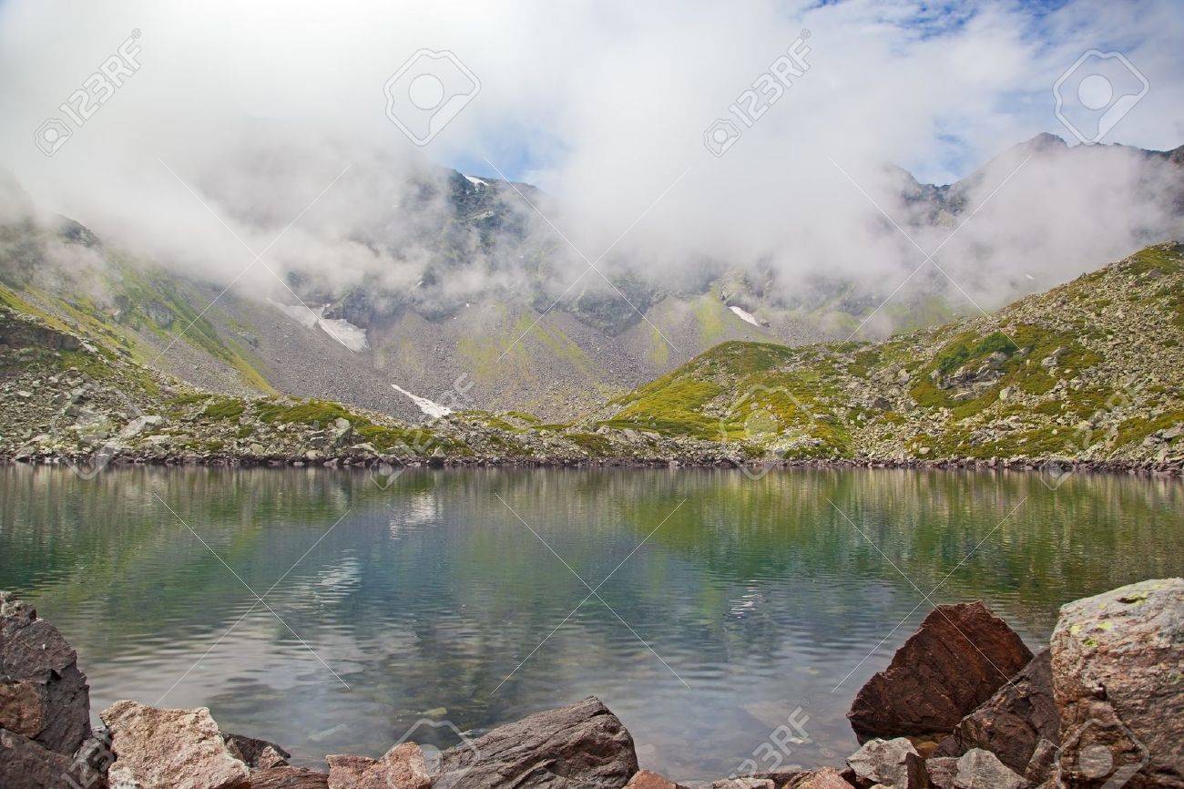 アルパイン湖霧カラチャイ チェルケス共和国より大きいコーカサス ロシアで の写真素材 画像素材 Image