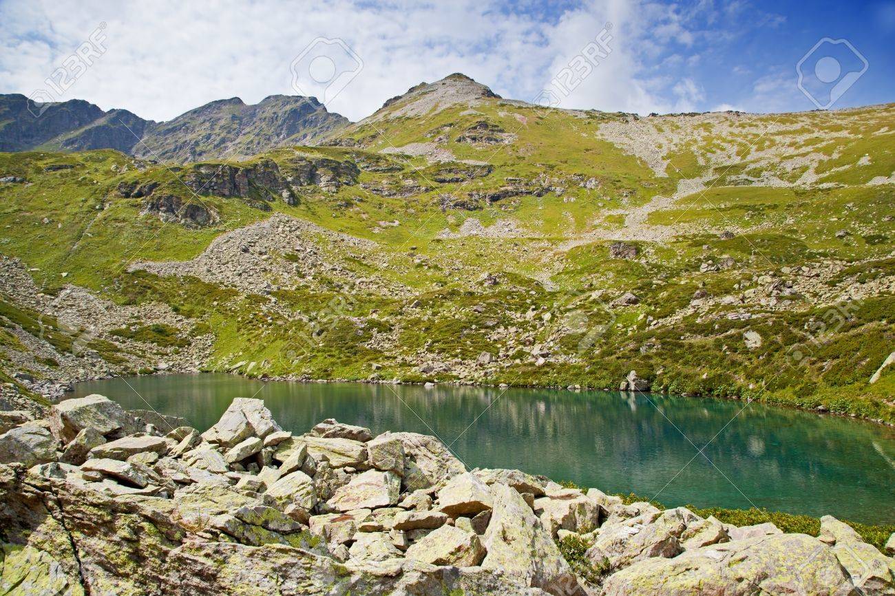 高山湖 カラチャイ チェルケス共和国より大きいコーカサス ロシア の写真素材 画像素材 Image