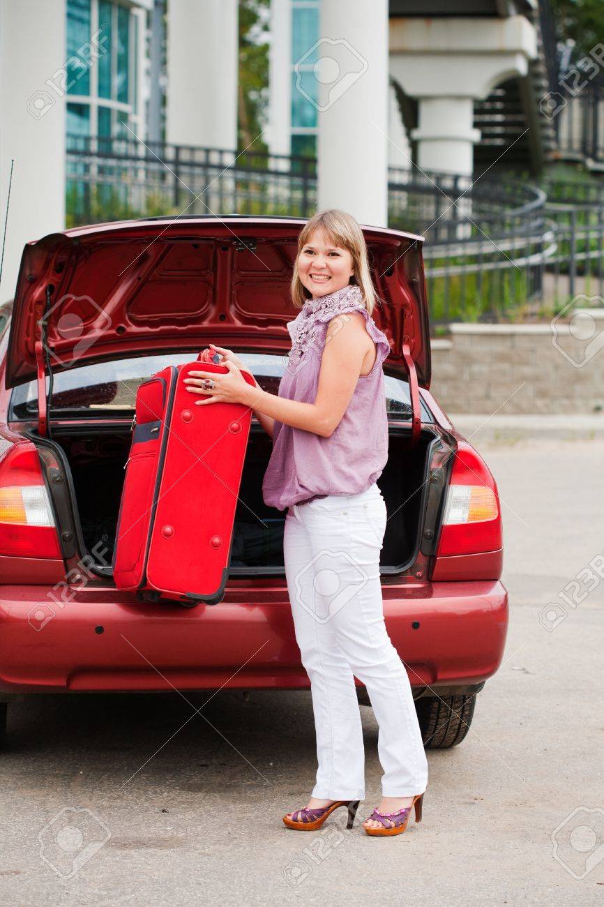 女の子の車の荷台でスーツケースをスタックします の写真素材 画像素材 Image