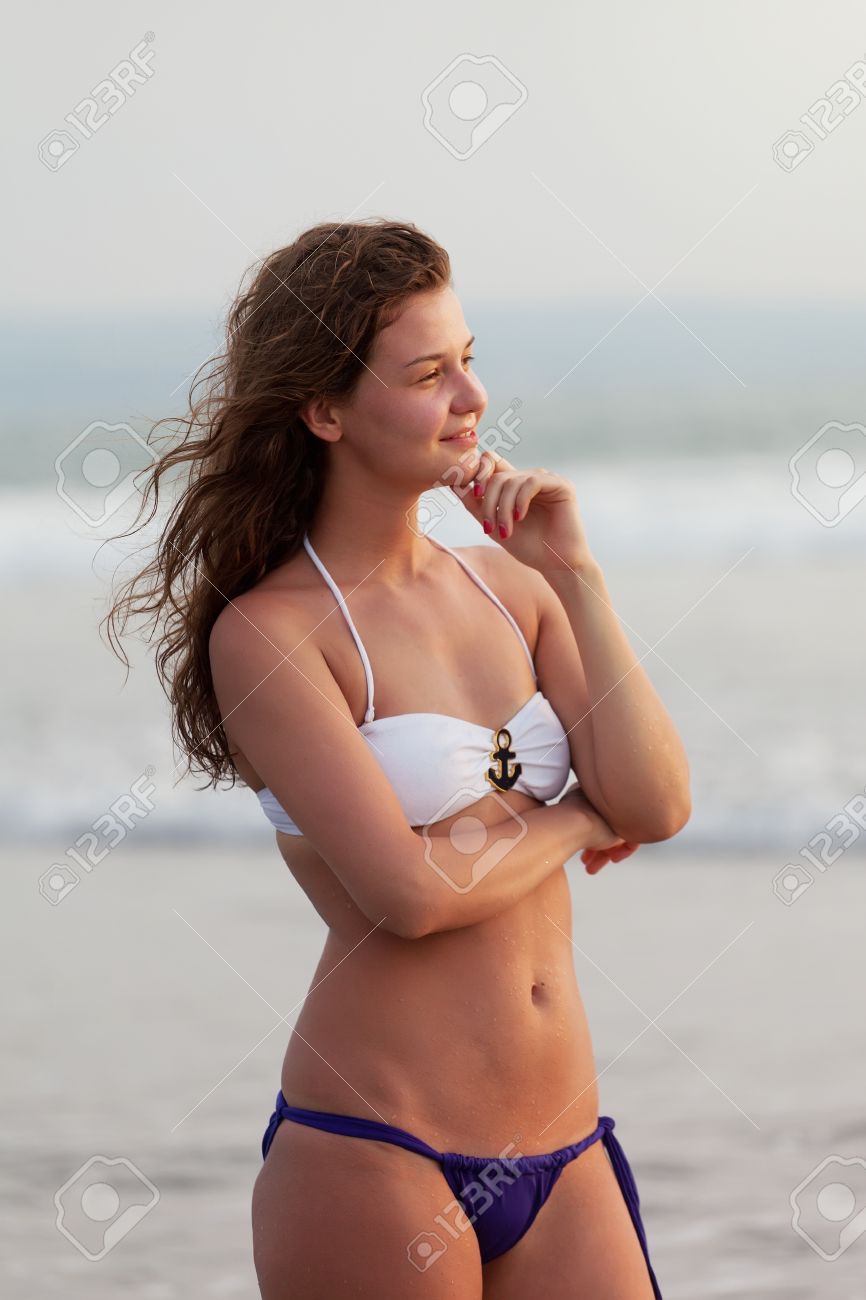 浜辺の水着長い髪と美しい少女 の写真素材 画像素材 Image