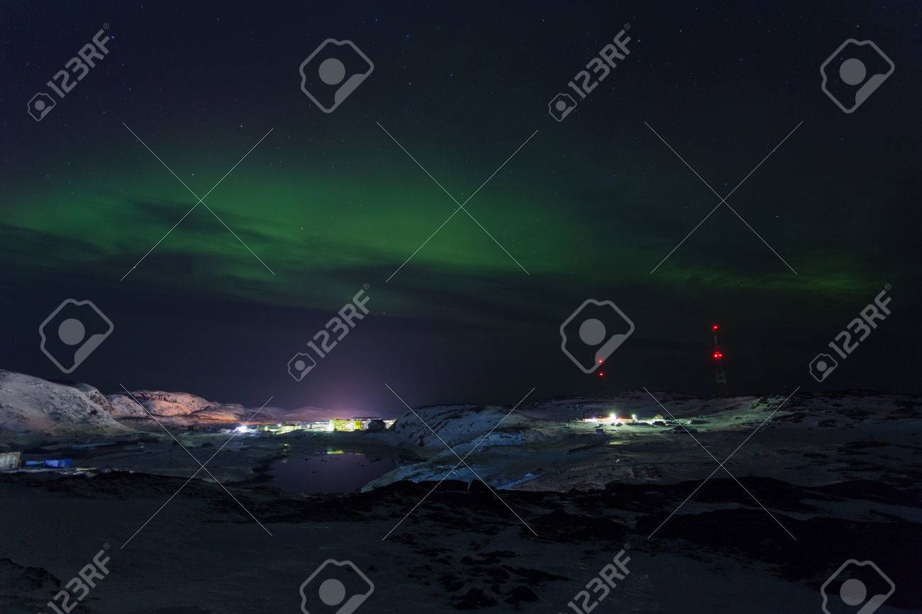 ロシア ムルマンスク地域で Teriberka のオーロラ の写真素材 画像素材 Image ロシア ムルマンスク地域で Teriberka のオーロラ の写真素材 画像素材 Image