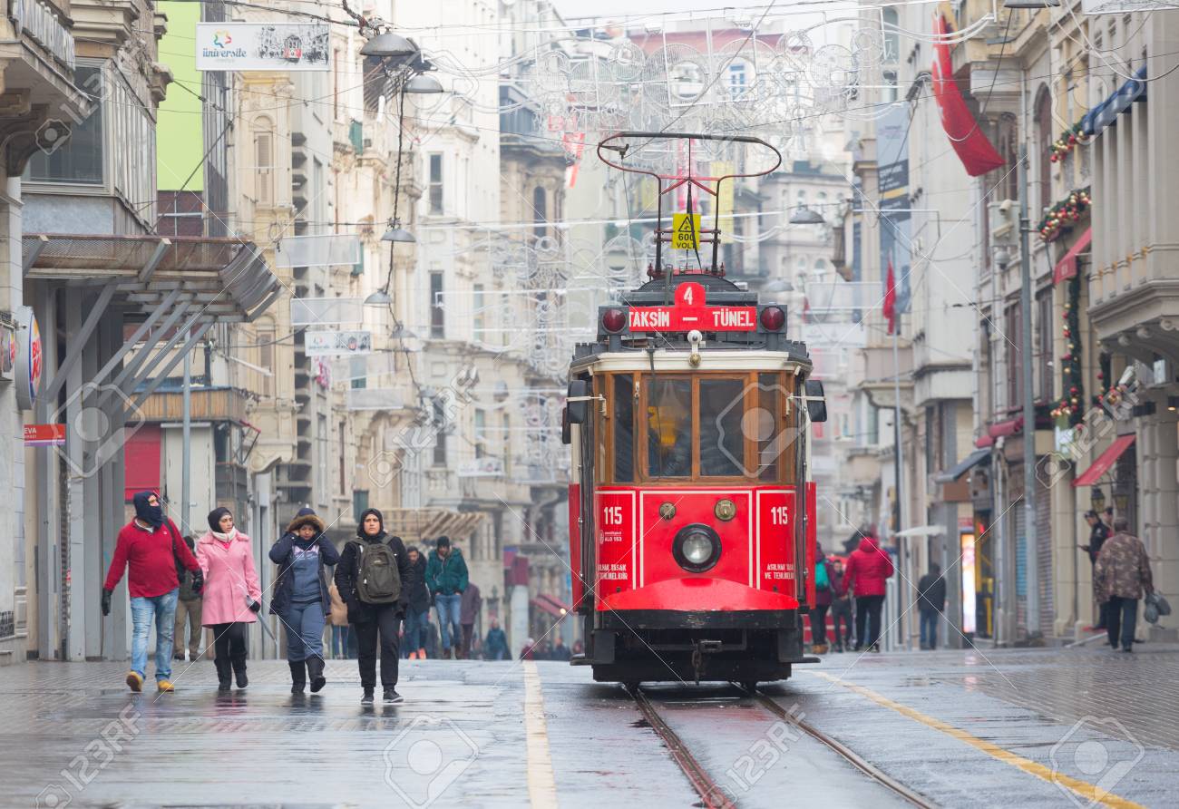 トルコ イスタンブール 17 ヤヌアル 1 イスティクラル通りの古い赤いトラム の写真素材 画像素材 Image