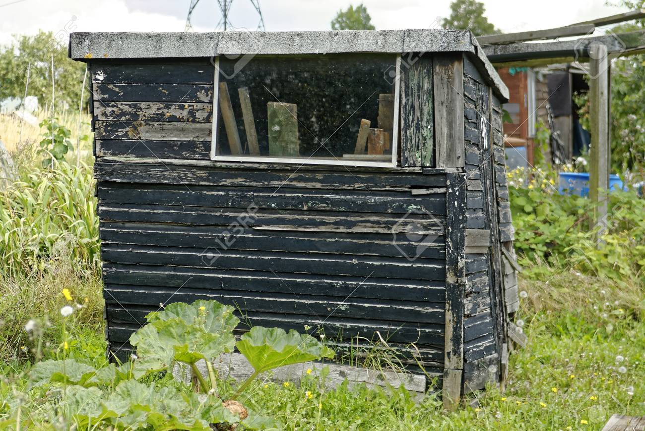 57346533-cobertizo-de-madera-en-descomposici%C3%B3n-jard%C3%ADn-de-asignaci%C3%B3n-donde-se-pone-a-disposici%C3%B3n-tierras.jpg