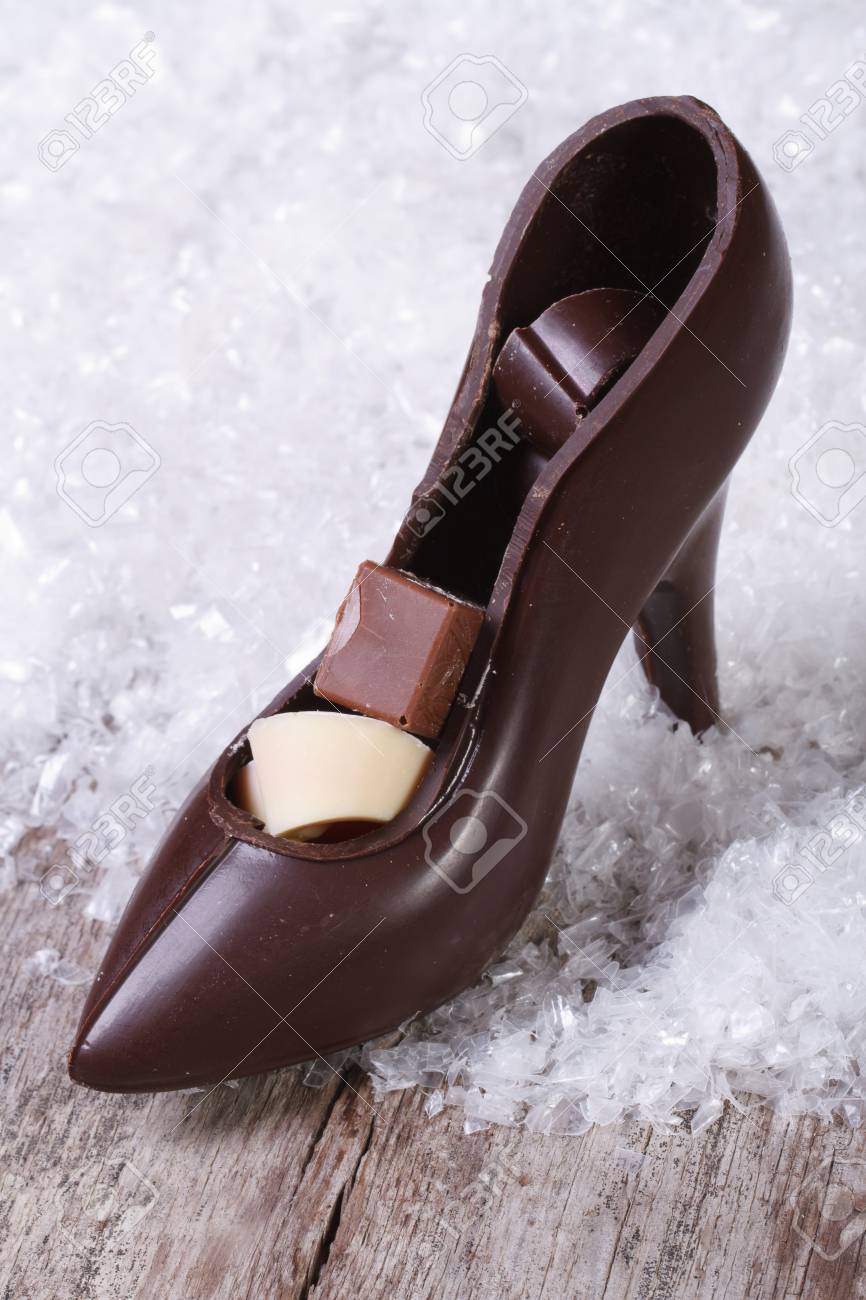 テーブルの上のお菓子とブラック チョコレート靴 垂直方向 の写真素材 画像素材 Image