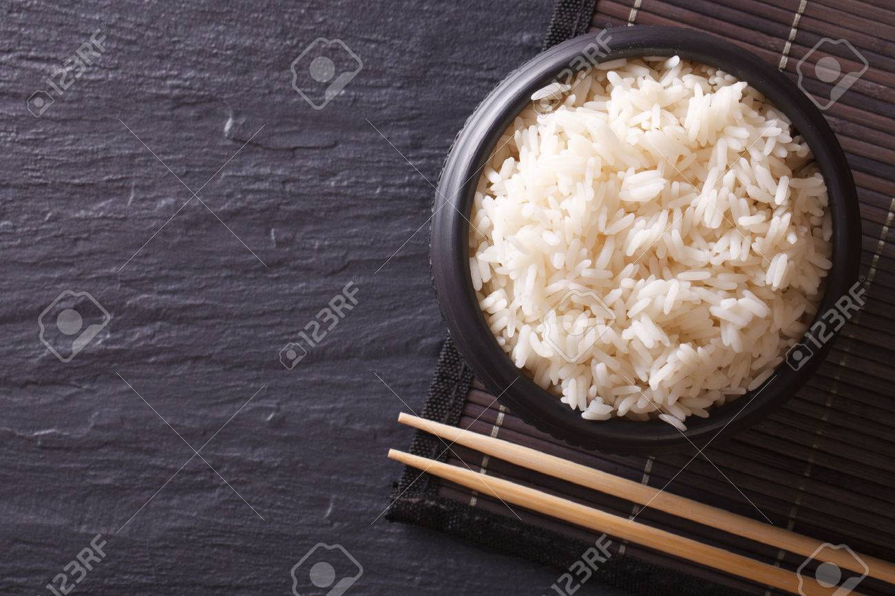 日本食 黒茶碗やお箸でご飯 上から水平ビュー の写真素材 画像素材 Image