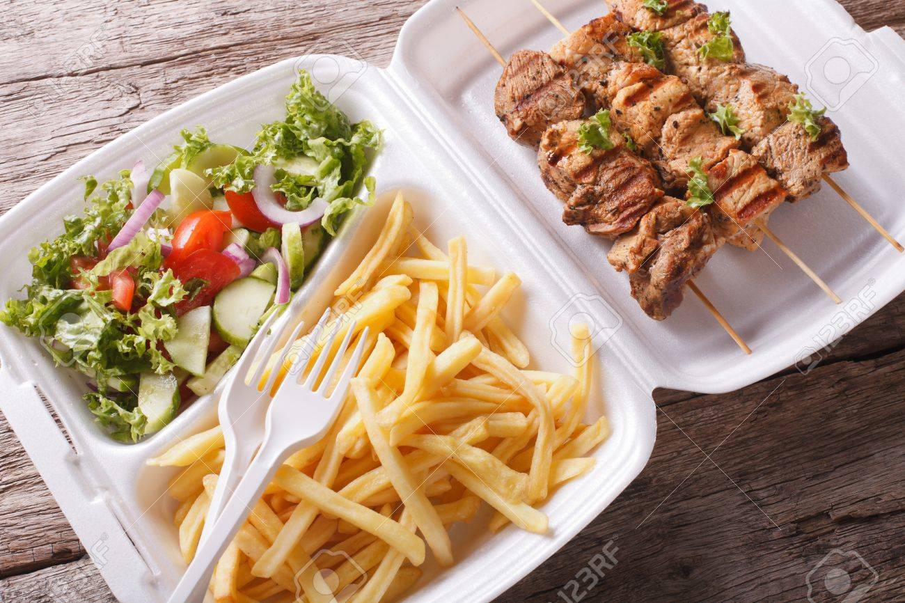お弁当 ケバブ フライド ポテトとテーブルの上のトレイのクローズ アップで新鮮なサラダ 水平方向 の写真素材 画像素材 Image お弁当 ケバブ フライド ポテトとテーブルの上のトレイのクローズ アップで新鮮なサラダ 水平方向 の写真素材 画像素材 Image