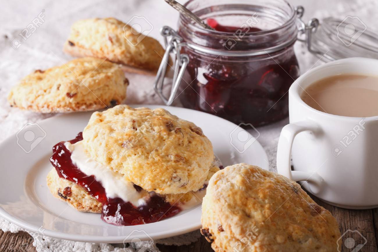 Delicieux Scones Anglais Avec De La Confiture Et Du The Avec Du Lait Gros Plan Sur La Table Horizontal Banque D Images Et Photos Libres De Droits Image