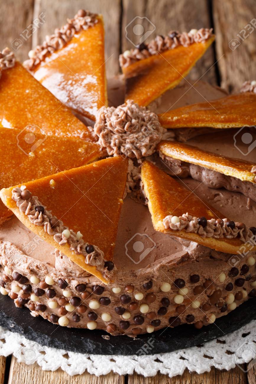 Gateau Delicieux Dobos Hongrois Avec Gros Plan De Decoration Au Caramel Sur Une Plaque Verticale Banque D Images Et Photos Libres De Droits Image
