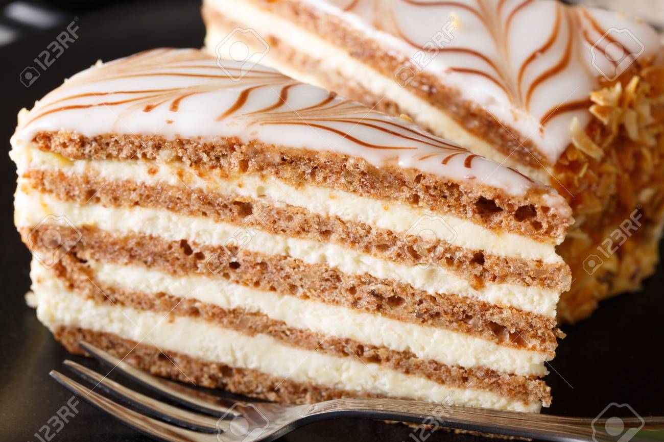 Un Morceau Du Gateau Hongrois D Esterhazy Est Decore D Un Glacage De Pres Horizontal Banque D Images Et Photos Libres De Droits Image