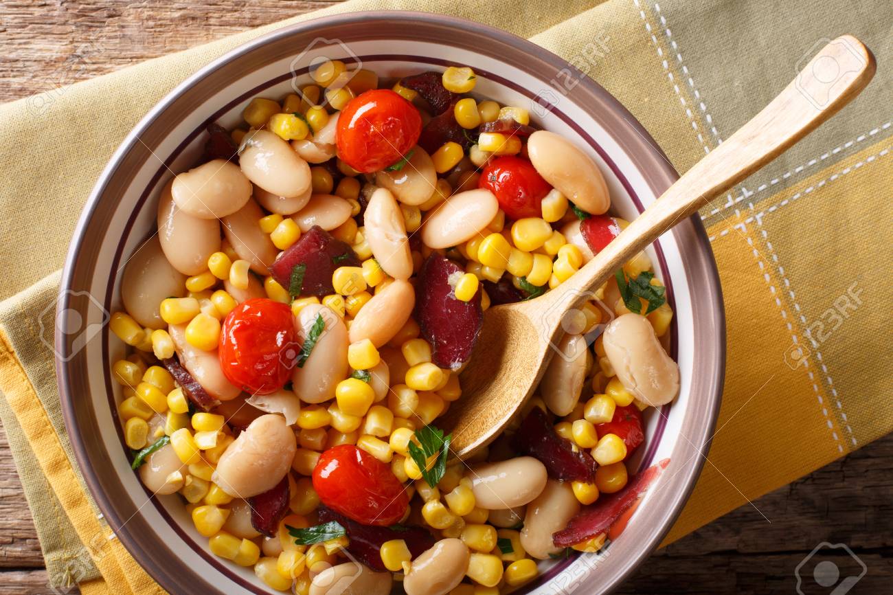 バタービーンズ トマト ベーコンのオーガニックサラダサコタッシュをテーブルの上のボウルに閉じます 上からの水平トップビュー の写真素材 画像素材 Image
