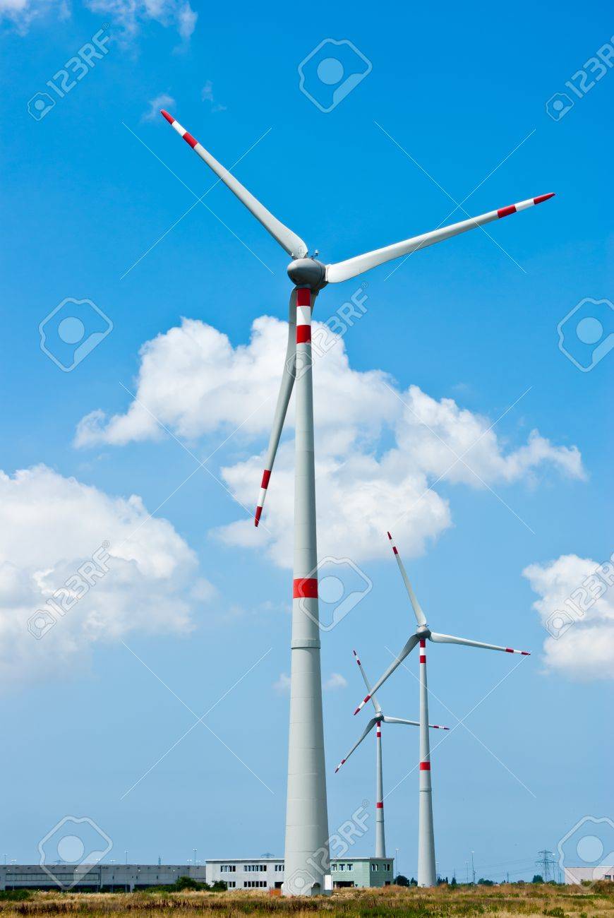 Electricidad De Generador De Viento Tres, Línea Eléctrica Fotos, Retratos, Imágenes Y De Archivo Libres De Derecho. Image