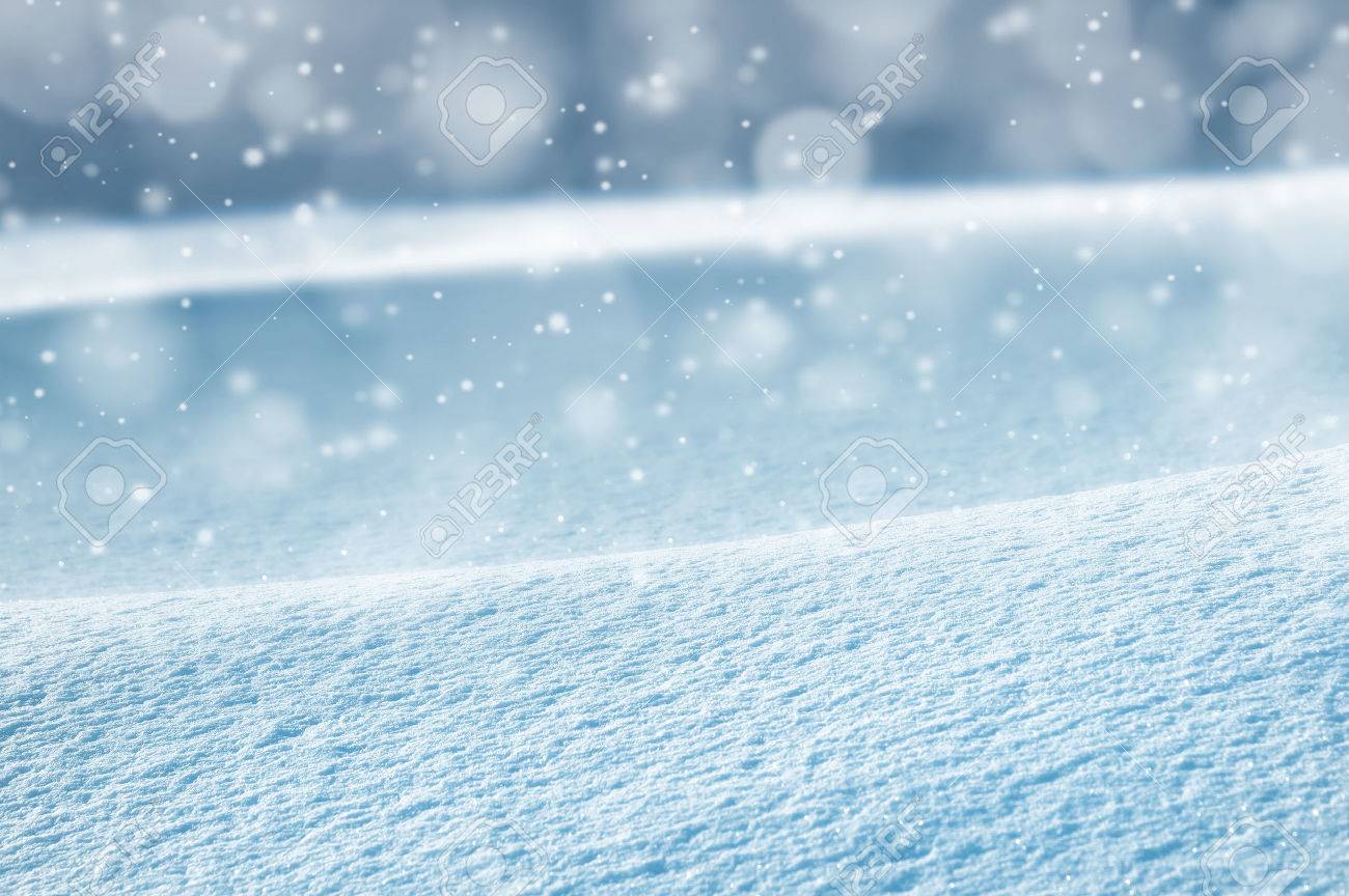 雪のドリフトと雪が降っている冬の自然の背景 の写真素材 画像素材 Image