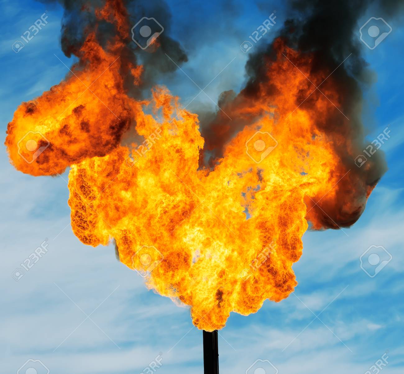 가스 플레어 링. 토치 하늘을. 로열티 무료 사진, 그림, 이미지 그리고 스톡포토그래피. Image 51292391