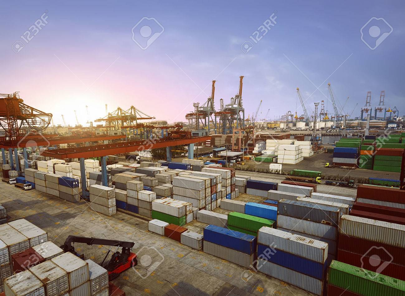 ジャカルタ インドネシアでの港のイメージ の写真素材 画像素材 Image