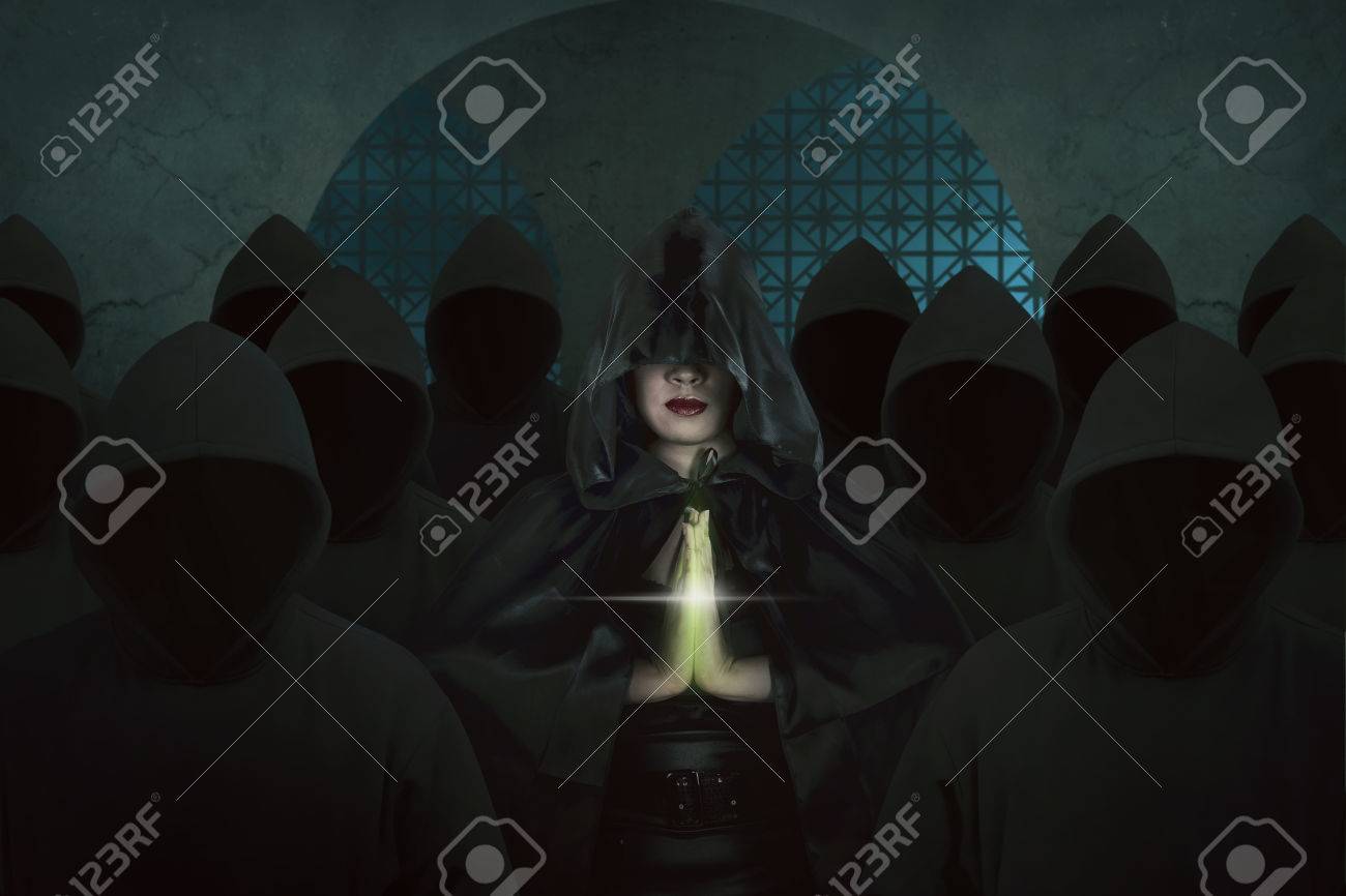 Mujer Bruja Asiática Dentro Del Antiguo Castillo En El Cuarto Oscuro ... Mujer Bruja Asiática Dentro Del Antiguo Castillo En El Cuarto Oscuro ...